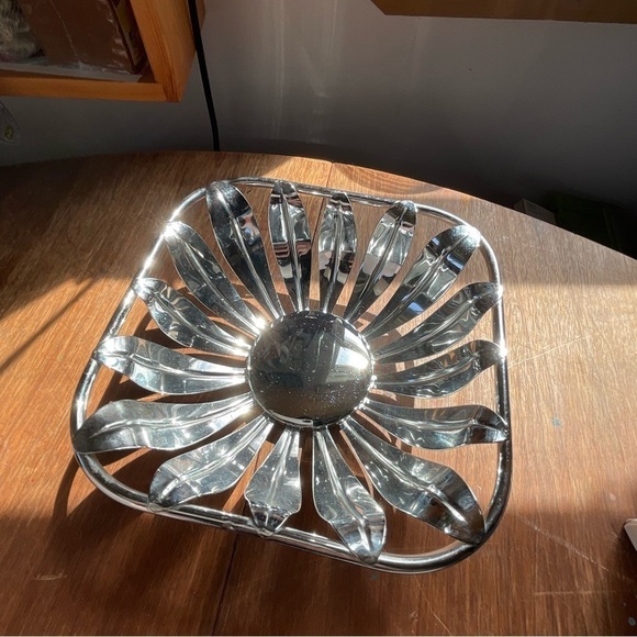 Vintage Silverplate Daisy Basket Coffee Table Decoration Fruit Bowl 60s Flower - Picture 3 of 6